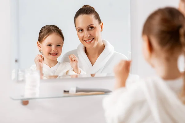 Beleza Higiene Manhã Conceito Pessoas Mãe Sorridente Feliz Filha Pequena — Fotografia de Stock