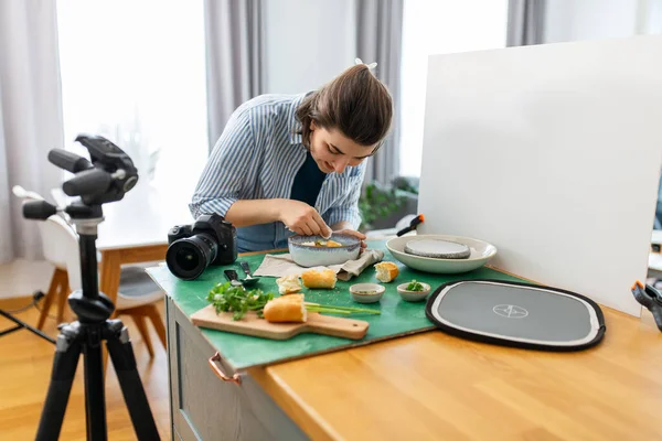Блоги Фотографирование Концепция Людей Счастливый Улыбающийся Фотограф Женской Кухни Камерой — стоковое фото