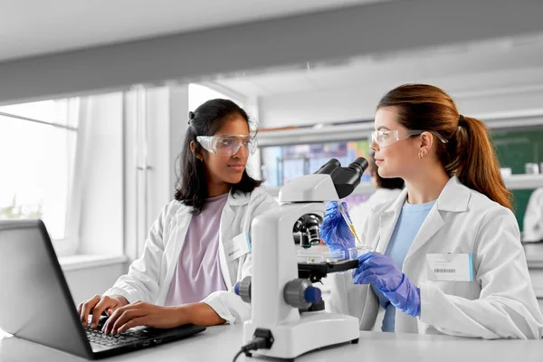 Science Research Work People Concept International Female Scientists Microscope Laptop —  Fotos de Stock