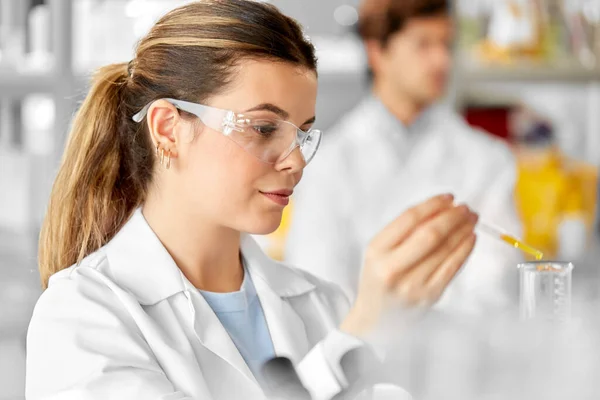 Наукові Дослідження Робота Концепція Людей Жінка Вчена Окулярах Крапельницею Хімічною — стокове фото