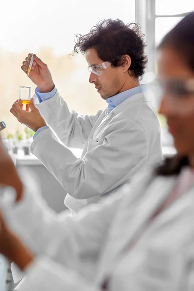 Science Research Work People Concept Male Scientist Chemical Test Sample — Stock Photo, Image