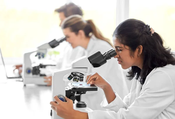 Wetenschappelijk Onderzoek Werk Mensen Concept Internationaal Team Van Wetenschappers Met — Stockfoto