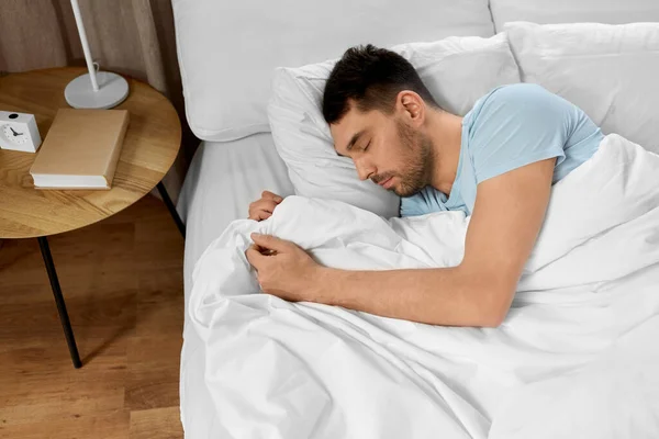 Люди Спальне Місце Концепція Відпочинку Чоловік Спить Ліжку Вдома — стокове фото