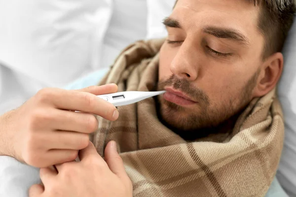 People Health Fever Concept Close Sick Man Scarf Measuring Temperature — ストック写真