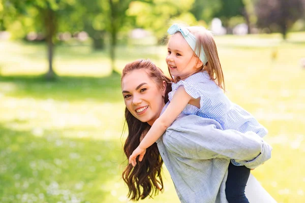 Familie Mutterschaft Und Menschen Konzept Glückliche Mutter Mit Kleiner Tochter — Stockfoto