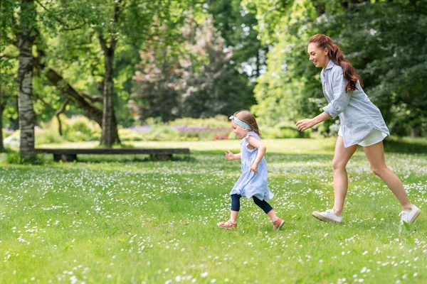 Familie Moederschap Mensen Concept Gelukkige Moeder Met Kleine Dochter Spelen — Stockfoto