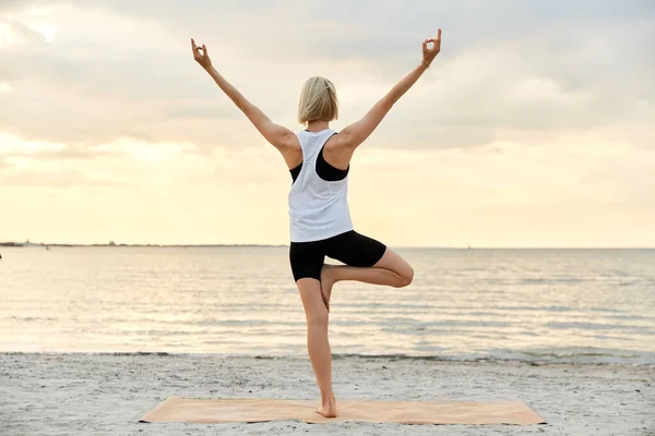 Fitness Sport Healthy Lifestyle Concept Woman Doing Yoga Tree Pose —  Fotos de Stock