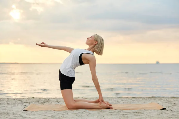 Fitness Sport Healthy Lifestyle Concept Woman Doing Yoga Camel Pose — ストック写真