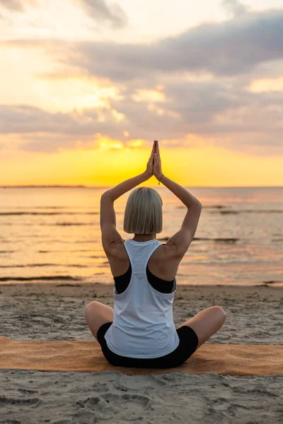 Yoga Mindfulness Concepto Meditación Mujer Meditando Pose Loto Playa Atardecer — Foto de Stock
