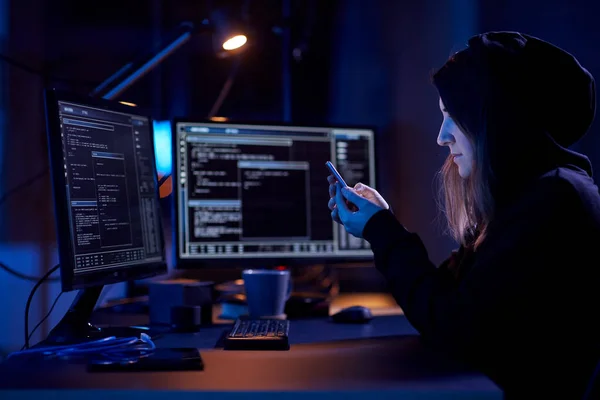 Cybercrime Hacking Technology Concept Γυναίκα Χάκερ Smartphone Που Χρησιμοποιεί Πρόγραμμα — Φωτογραφία Αρχείου