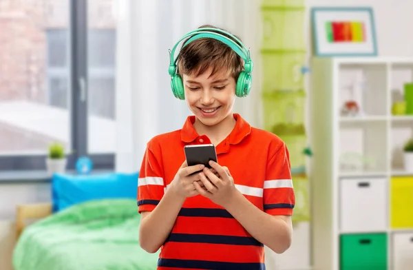Audio Equipment Technology People Concept Happy Smiling Boy Headphones Listening — Zdjęcie stockowe