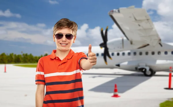 Travel Tourism People Concept Portrait Happy Smiling Boy Sunglasses Red — Stock fotografie