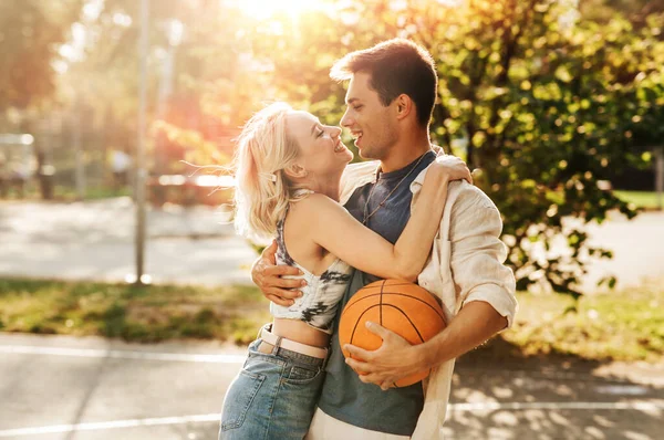 夏休み 愛と人々の概念 バスケットボールの遊び場でボールを持つ幸せな若いカップル — ストック写真