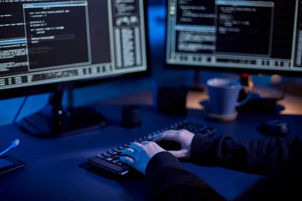 Кіберзлочинність Хакерство Концепція Технології Крупним Планом Хакер Темній Кімнаті Написання — стокове фото