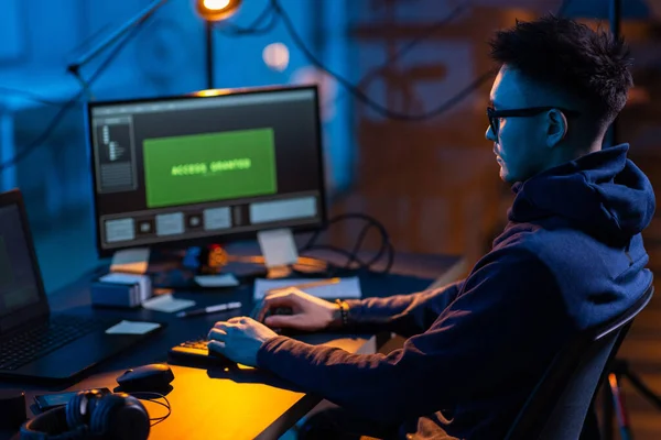 Cybercrime Hacking Und Technologiekonzept Männliche Hacker Darkroom Schreiben Code Oder — Stockfoto