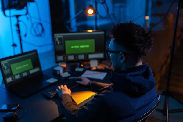 Cibercrime Hacking Conceito Tecnologia Hacker Masculino Código Escrita Sala Escura — Fotografia de Stock