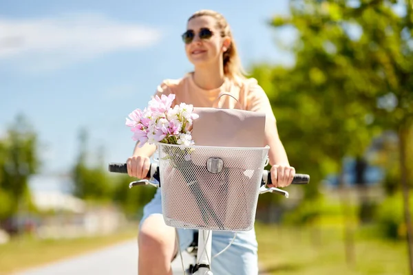 People Leisure Lifestyle Close Happy Woman Flowers Bag Basket Bicycle — Zdjęcie stockowe