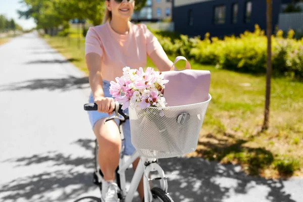 People Leisure Lifestyle Close Happy Woman Flowers Bag Basket Bicycle — Foto Stock