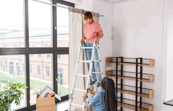 Mudança Melhoria Casa Conceito Imobiliário Mulheres Sorridentes Felizes Com Escada — Fotografia de Stock