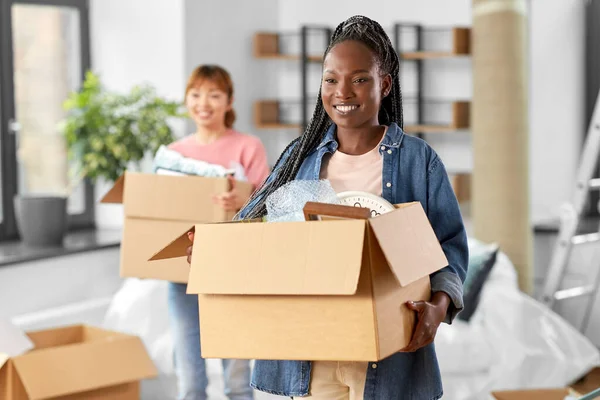 Verhuizen Mensen Vastgoed Concept Vrolijke Glimlachende Vrouwen Met Dozen Nieuw — Stockfoto