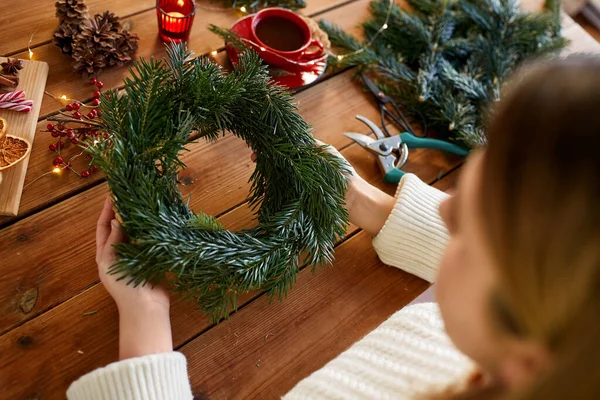 Vacanze Invernali Fai Concetto Hobby Primo Piano Donna Con Rami — Foto Stock