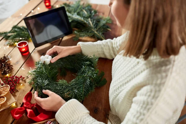Winter Holidays Diy Hobby Concept Close Woman Tablet Computer Making — Stockfoto