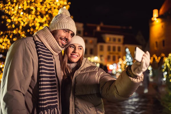 Vacances Hiver Concept Personnes Heureux Couple Souriant Prendre Selfie Avec — Photo