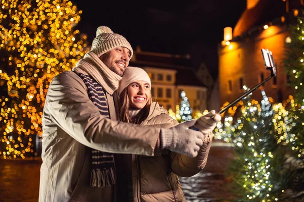 Zimowe Wakacje Koncepcja Ludzi Szczęśliwa Uśmiechnięta Para Robi Zdjęcie Smartfonem — Zdjęcie stockowe
