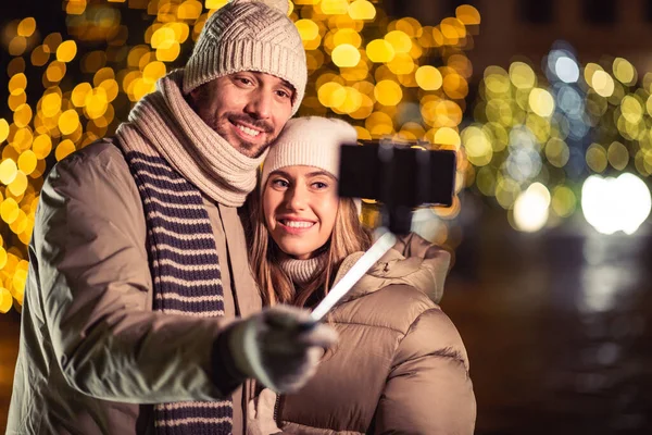 Winter Holidays People Concept Happy Smiling Couple Taking Picture Smartphone — Foto Stock