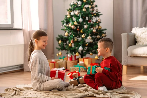 Christmas Winter Holidays Childhood Concept Happy Girl Boy Pajamas Gifts — Foto de Stock