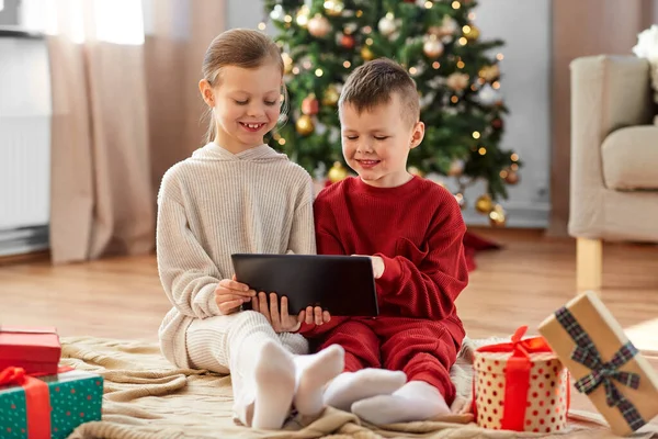 Christmas Winter Holidays Childhood Concept Happy Girl Boy Pajamas Tablet — 图库照片