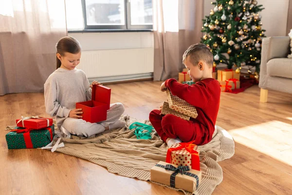 Christmas Winter Holidays Childhood Concept Happy Girl Boy Pajamas Opening — Stockfoto