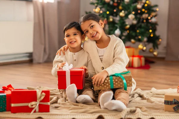 Christmas Winter Holidays Childhood Concept Happy Little Girl Boy Gifts — Zdjęcie stockowe