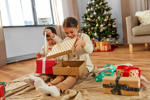 Christmas Winter Holidays Childhood Concept Happy Little Girl Boy Opening — Stockfoto