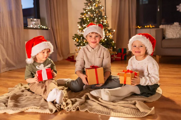 Рождество Зимние Праздники Детство Счастливая Маленькая Девочка Мальчики Подарками Сидя — стоковое фото