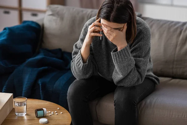 心理健康 心理帮助与抑郁症概念 在家中打电话给有压力的服用镇静药的妇女 — 图库照片