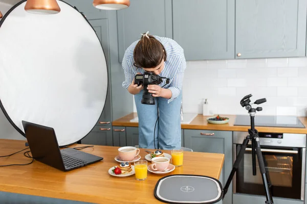 Conceito Blogging Profissão Pessoas Fotógrafa Comida Feminina Com Câmera Fotografando — Fotografia de Stock