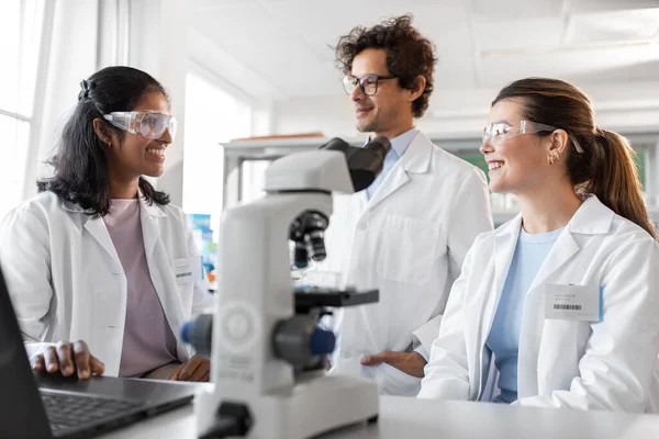 Vetenskap Forskning Arbete Och Människor Koncept Internationellt Team Forskare Med — Stockfoto