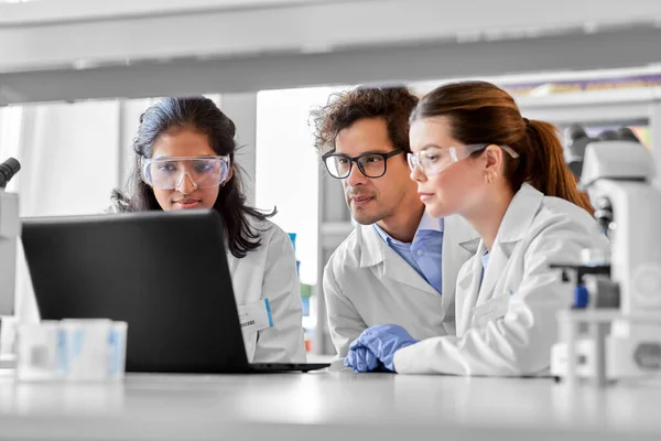 Wissenschaftsforschung Arbeits Und Personenkonzept Internationales Team Von Wissenschaftlern Mit Laptop — Stockfoto