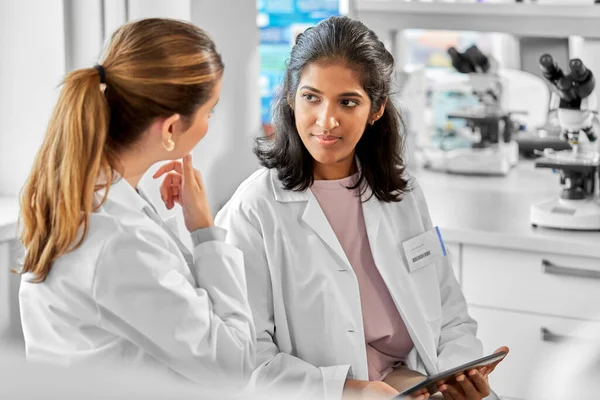 Science Research Work People Concept International Female Scientists Tablet Computer — Stockfoto