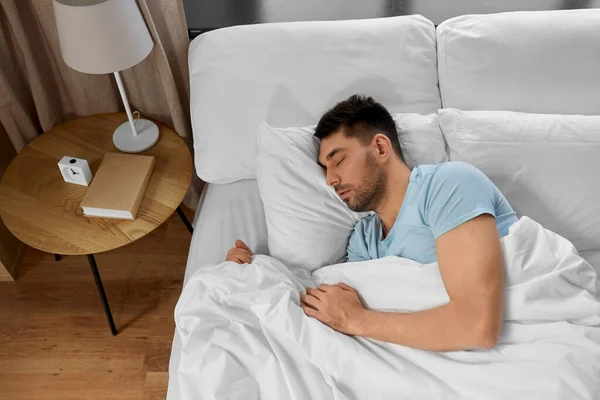 Personas Hora Acostarse Concepto Descanso Hombre Durmiendo Cama Casa — Foto de Stock