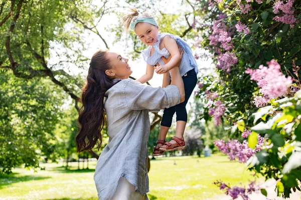Сім Материнство Концепція Людей Щаслива Мати Маленькою Донькою Літньому Парку — стокове фото