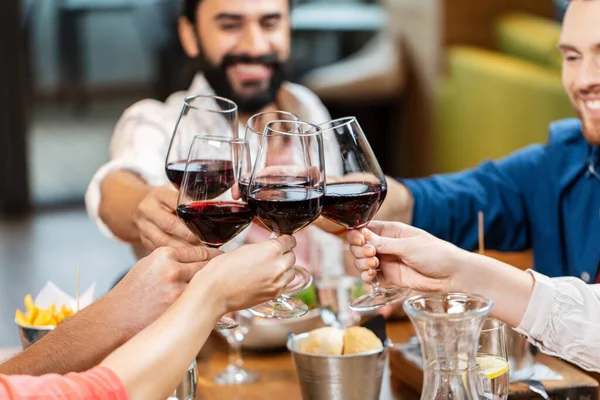 Leisure People Celebration Concept Close Happy Friends Drinking Red Wine — Stockfoto