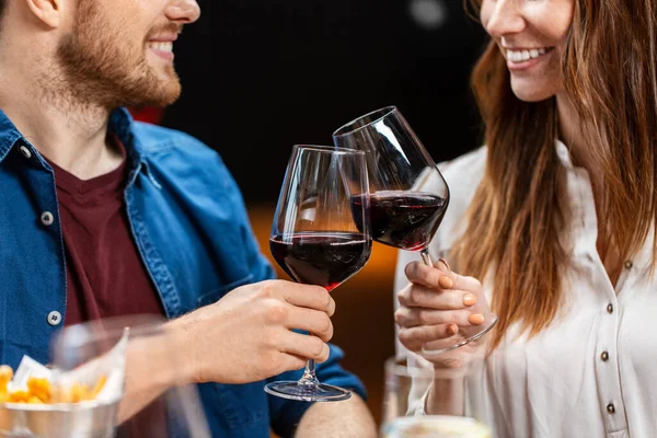 Leisure Drinks People Concept Close Happy Couple Drinking Red Wine — Stockfoto