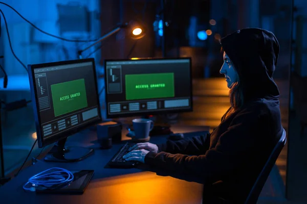 Киберпреступность Хакерство Технологическая Концепция Женщина Хакер Темной Комнате Взлома Системы — стоковое фото