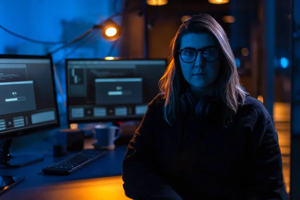 Cybercrime Hacking Technology Concept Female Hacker Dark Room Writing Code — Stockfoto