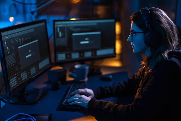 Кіберзлочинність Хакерство Концепція Технології Хакерка Темній Кімнаті Пише Код Або — стокове фото