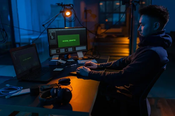 Koncepcja Cyberprzestępczości Hacking Technologii Mężczyzna Hacker Ciemnym Pokoju Pisania Kodu — Zdjęcie stockowe