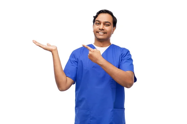 제복을 미소짓는 간호사 손으로 상상하는 — 스톡 사진