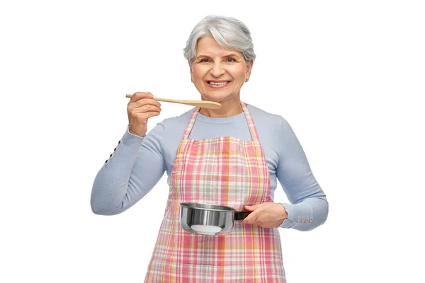 Kuchnia Gotowanie Kulinarne Starsze Osoby Koncepcja Portret Uśmiechniętej Starszej Kobiety — Zdjęcie stockowe